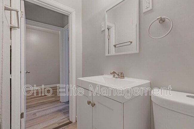 Building Photo - 987 Lilley Ave