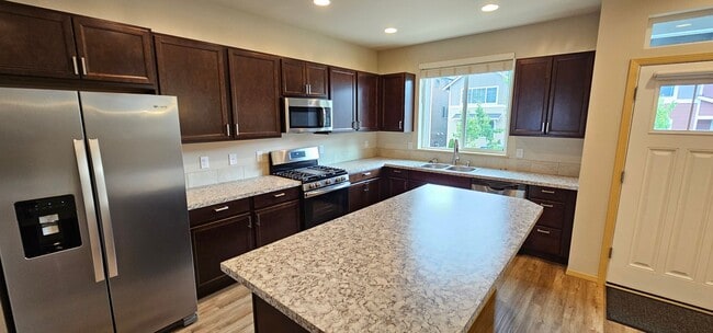 Building Photo - Spacious Bremerton Two-Story