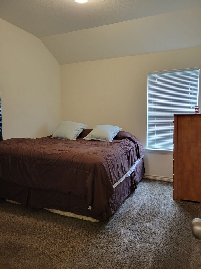 Building Photo - Open floor plan & small pets allowed! 3BD/2BA home in Killeen!