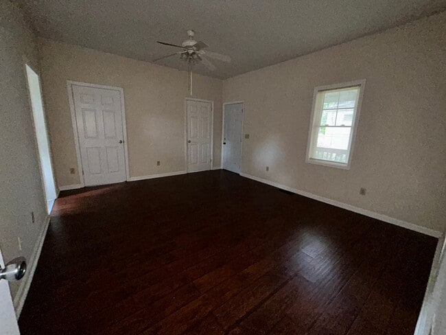 Building Photo - 108 Banks St