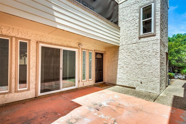 Building Photo - 4 Oakbrook Dr
