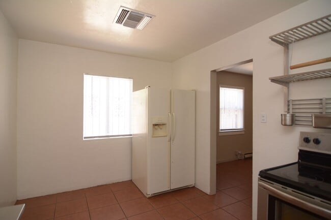 Building Photo - Huge 4 Bedroom 2  Bath! Close to the University!