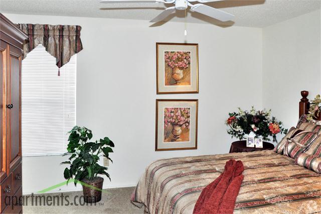 Bedroom - Colonial Pointe Apartments