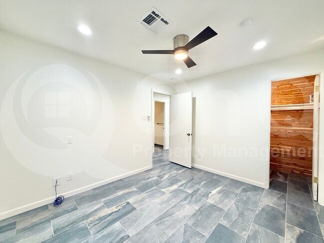 Building Photo - 4405 S Newberry Rd