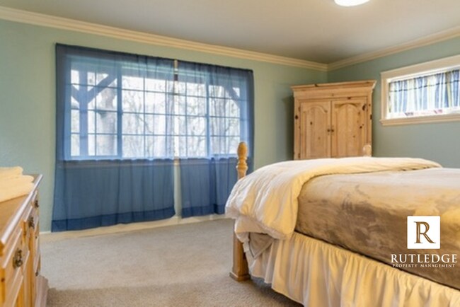 Building Photo - 2 1/2 Acres Manicured Country Living