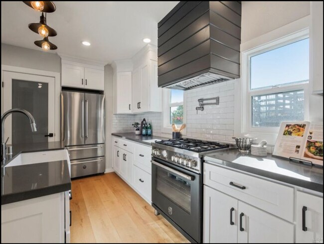 Building Photo - 4815 Shafter Ave