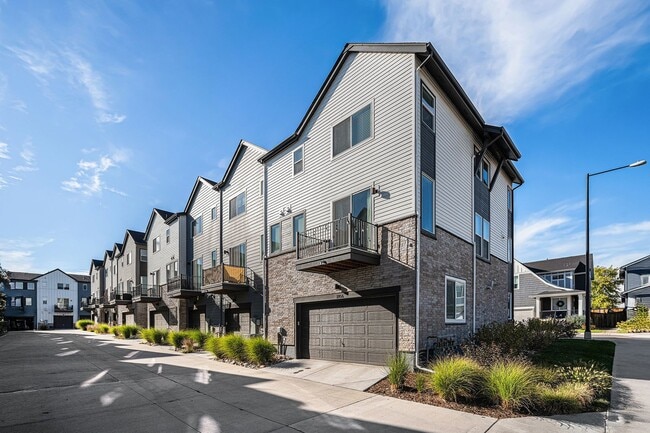 Building Photo - Modern 3-Story End Unit with Designer Fini...