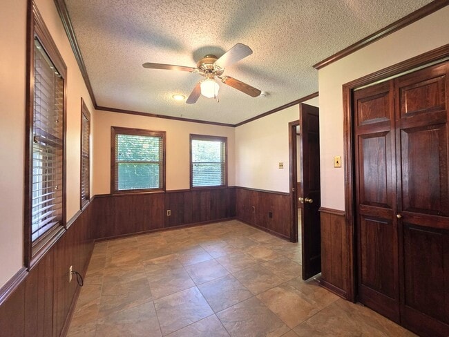 Building Photo - 1404 Woodbridge Dr