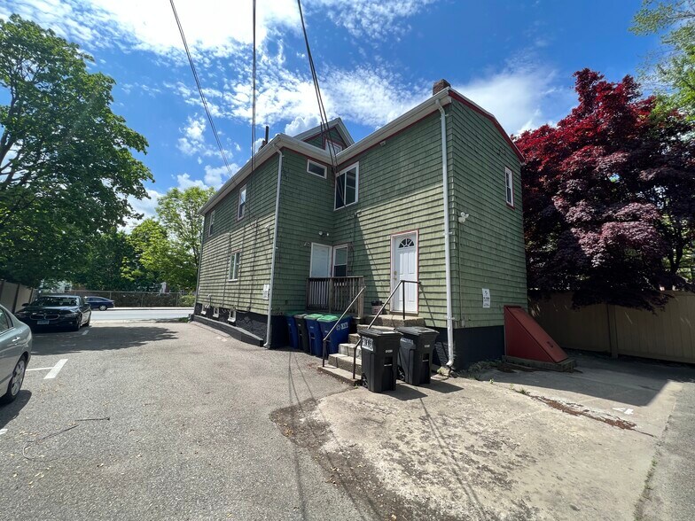 Building Photo - 735 Somerville Ave