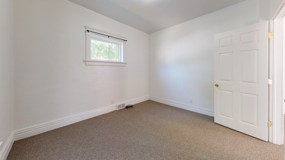 Lg master bedroom - 2505 Poplar St