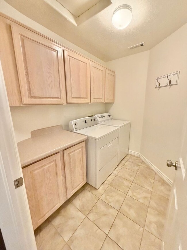Building Photo - 143 187 N Westridge Dr