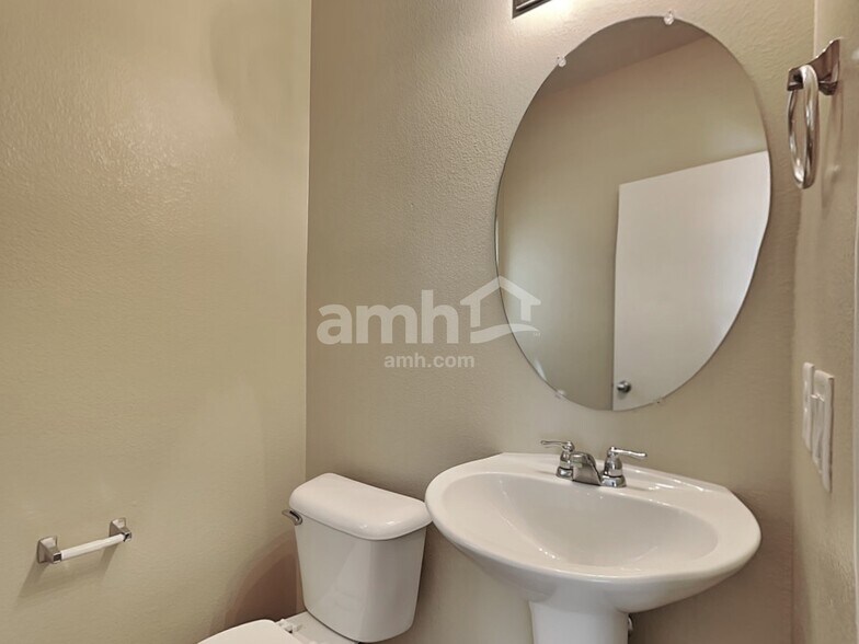 Building Photo - 1028 Maple Pines Ave