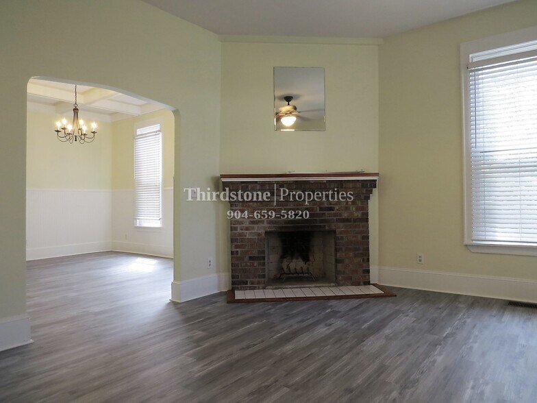 Building Photo - 212 E 6th St