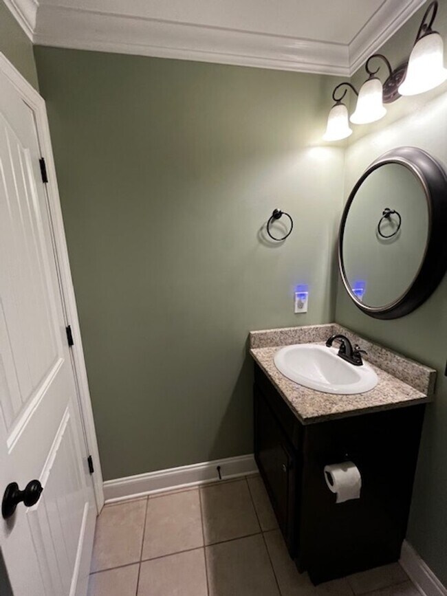 Building Photo - Move in Special, 1/2 off first months rent! Beautiful 2 Bedroom 2.5 Bathroom townhouse