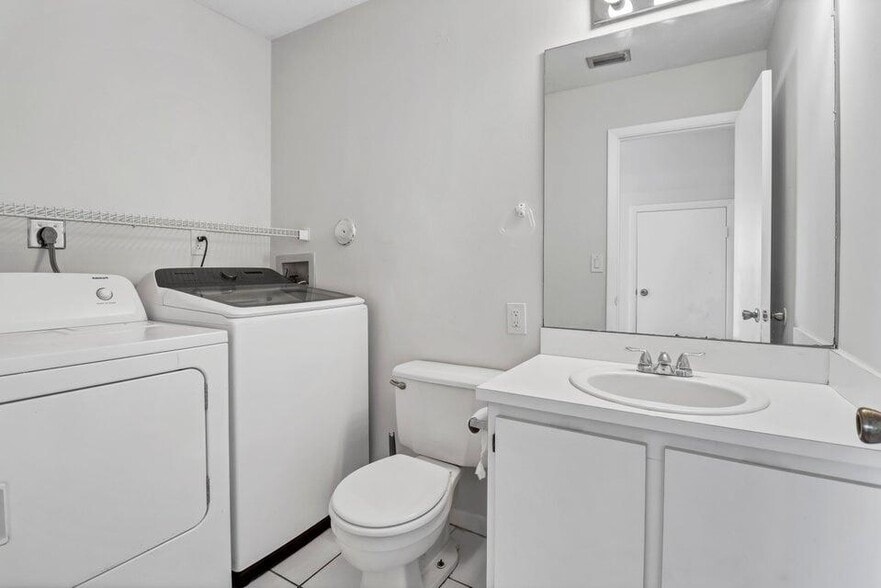 Building Photo - 5105 Pier Dr