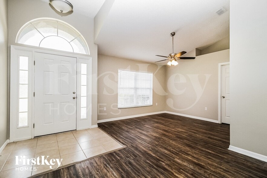 Building Photo - 2579 Coachman Dr