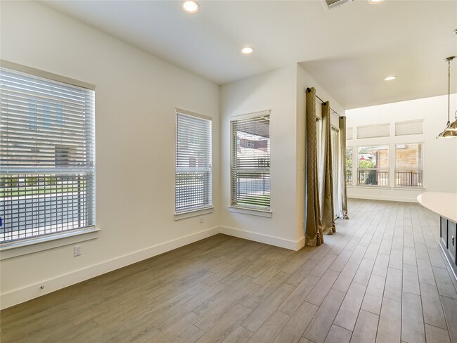 Building Photo - 301 Jeffrey David Ln W