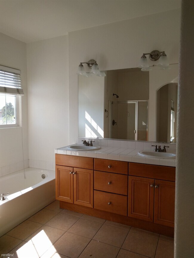 Building Photo - 3 br, 3 bath Townhome - Escondido Park Row