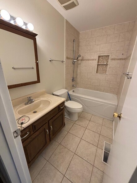 Building Photo - 6108 Hickory Hill Ln