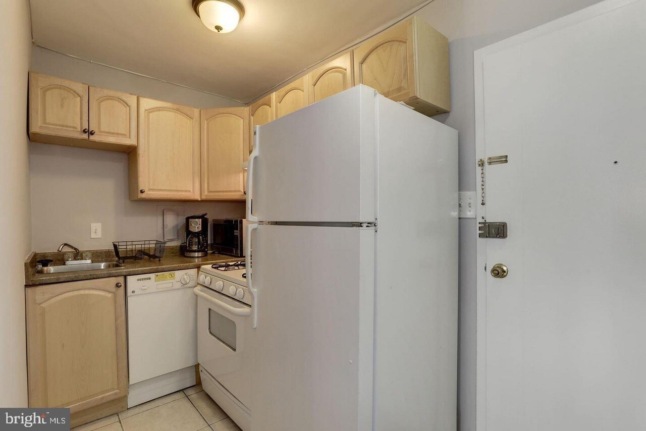 kitchen - 922 24th St NW