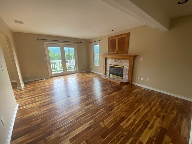 Building Photo - A gorgeous Eagle River home with views for...