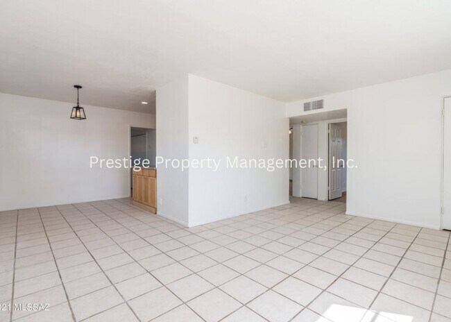 Building Photo - Charming, Updated  Brick Home in Central Tucson with Huge Yard!