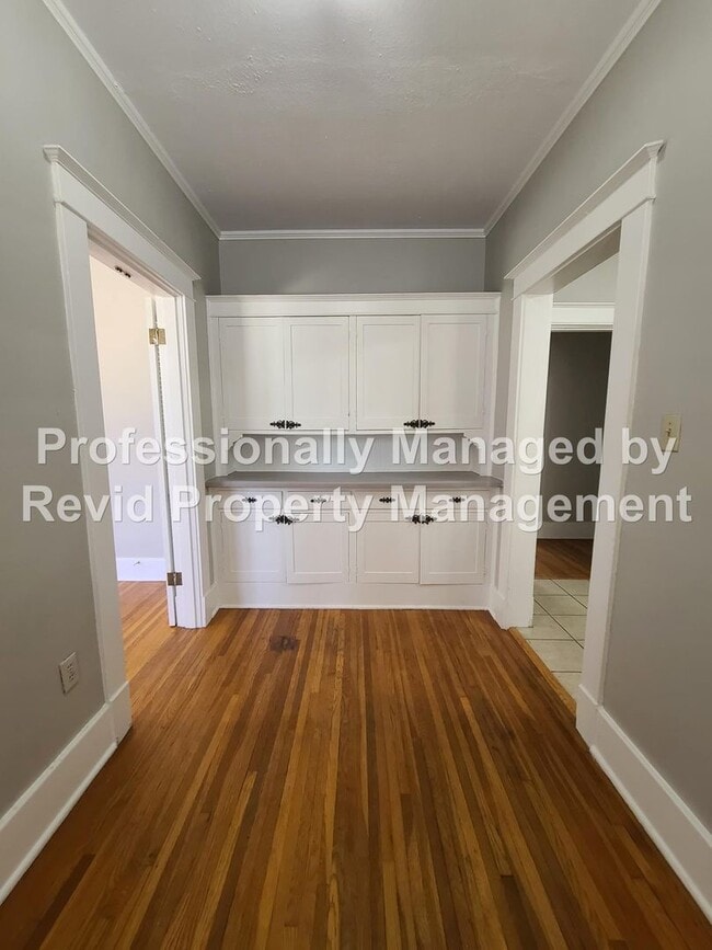 Building Photo - Large upstairs apartment in Midtown!