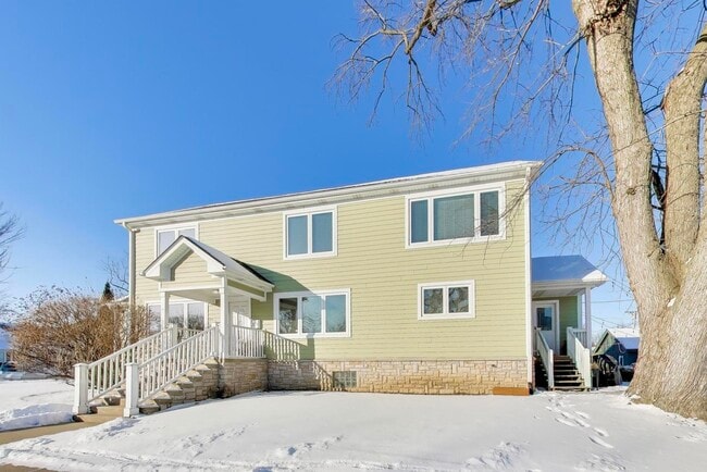 Building Photo - 229 N Myrtle Ave