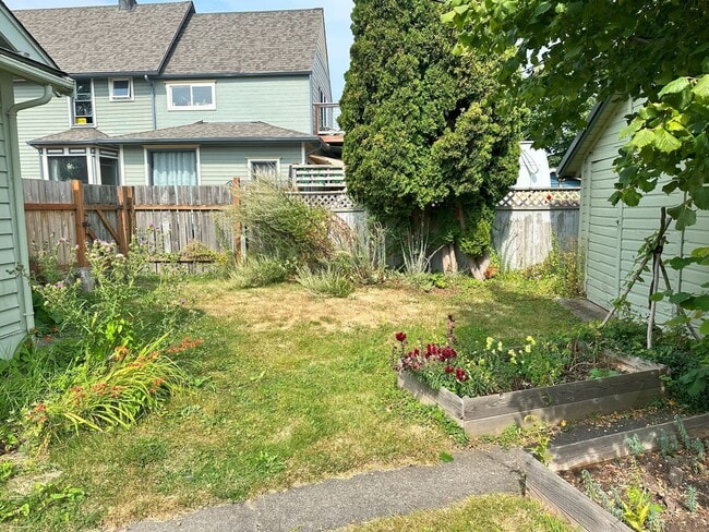 Building Photo - 2 bdrm/1 bath Lettered Streets cottage for...