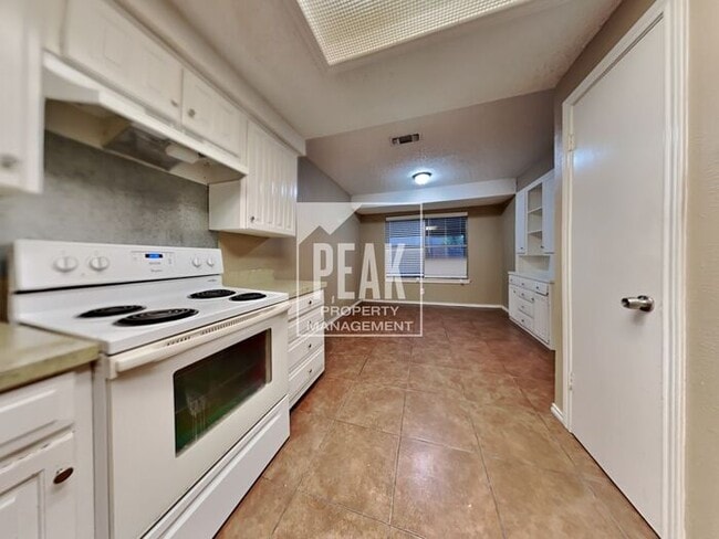 Building Photo - $2000! Large 4 Bed 2 Bath in ARLINGTON! TOUR NOW, 2 Year lease minimum!