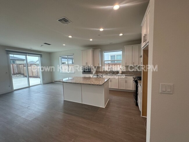 Building Photo - 657 Heathridge St