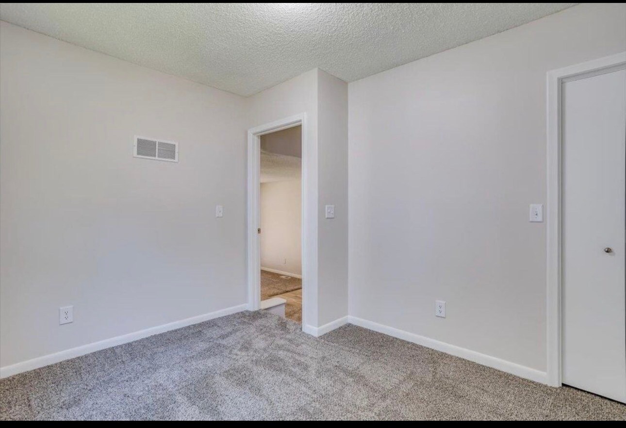 Building Photo - 1422 S Laura Ave