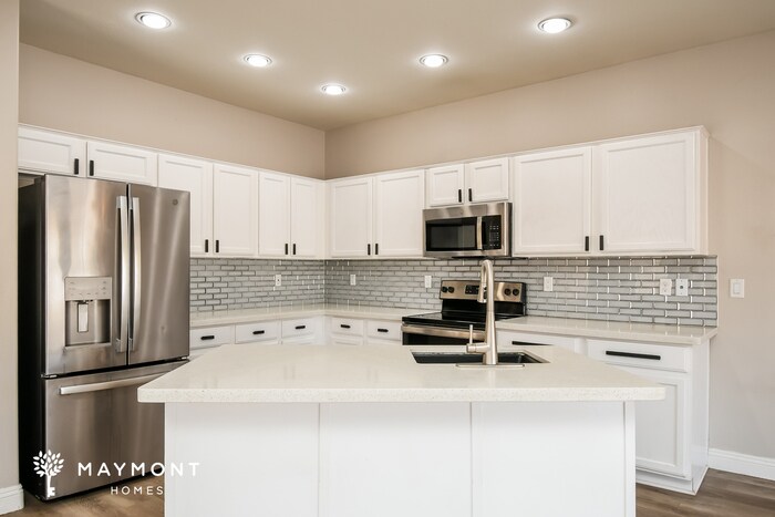 Building Photo - 926 E Madeline Dr