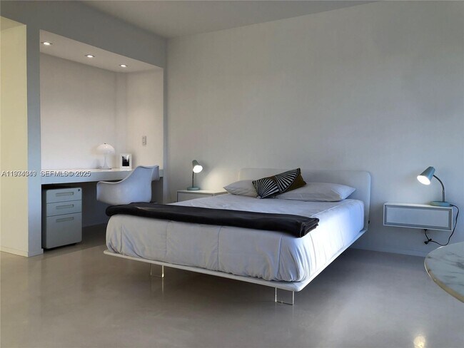 Building Photo - 900 Bay Dr