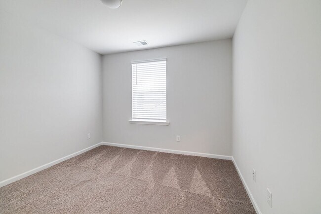 Building Photo - 4 bed, 2.5 bathroom spacious home in Pooler!
