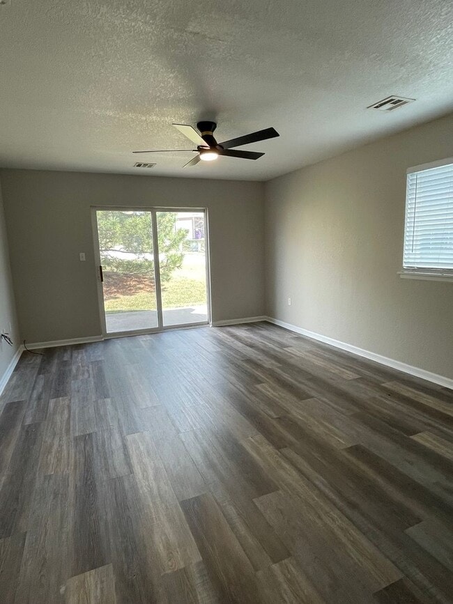 Building Photo - GREAT LOCATION! PLENTY OF STORAGE!