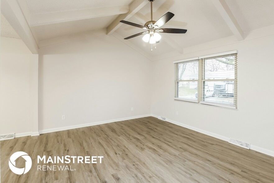 Building Photo - 215 SE Crescent St