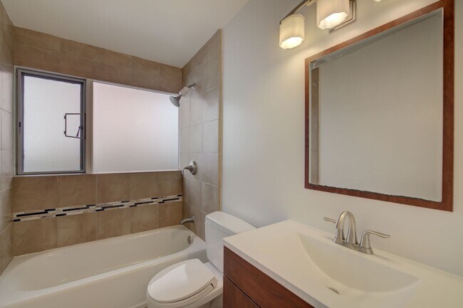 Building Photo - 4Bd/1.75Ba Seattle House