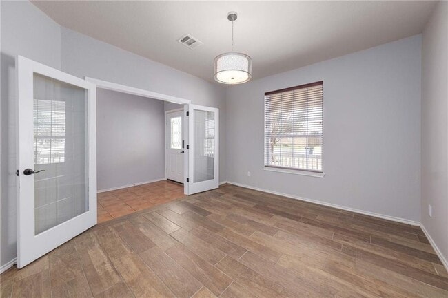 Building Photo - 1136 Beechwood Dr