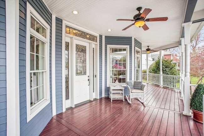 Building Photo - Stunning and Spacious Single Family Home S...