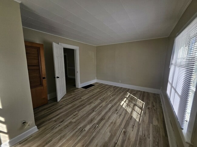 Building Photo - Warren