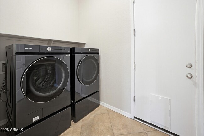 Building Photo - 1735 W Aloe Vera Dr