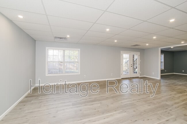 Building Photo - 880 Glenfield Dr