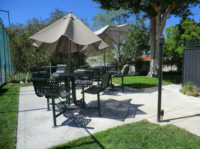 Building Photo - 9419 Via Patricia