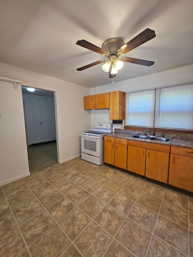 Building Photo - 3 BD | 1 BA | HOUSE | ATTACHED GARAGE | SO...