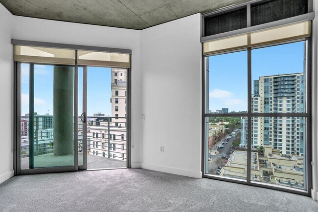 Building Photo - Gorgeous downtown unit! Views from every room!