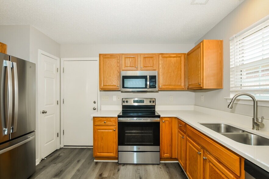 Building Photo - 9961 Fox Run Dr
