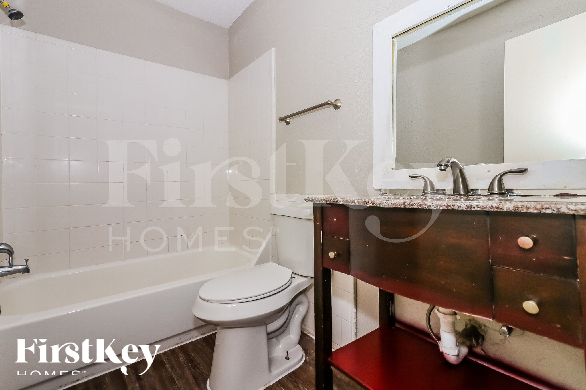 Building Photo - 10810 Lakewood Oaks Dr