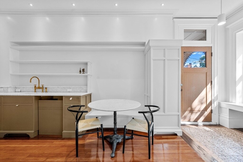 Building Photo - 354 Tappan St