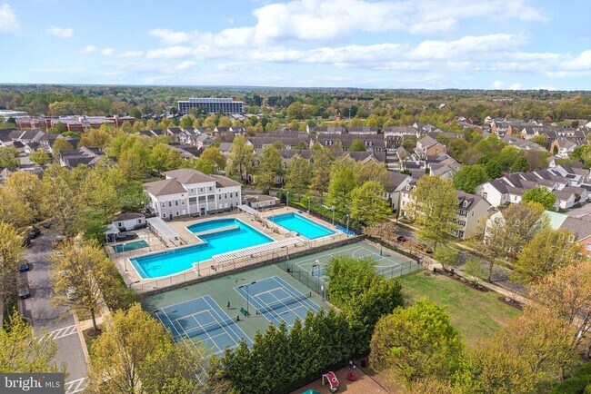 Building Photo - 631 Gatestone St